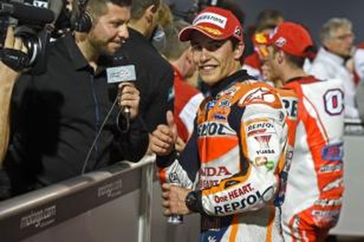 Pebalap Repsol Honda, Marc Marquez, mengacungkan jempol setelah menyelesaikan sesi kualifikasi GP Qatar di Sirkuit Losail, Sabtu (28/3/2015). Marquez mencatat waktu tercepat ketiga.