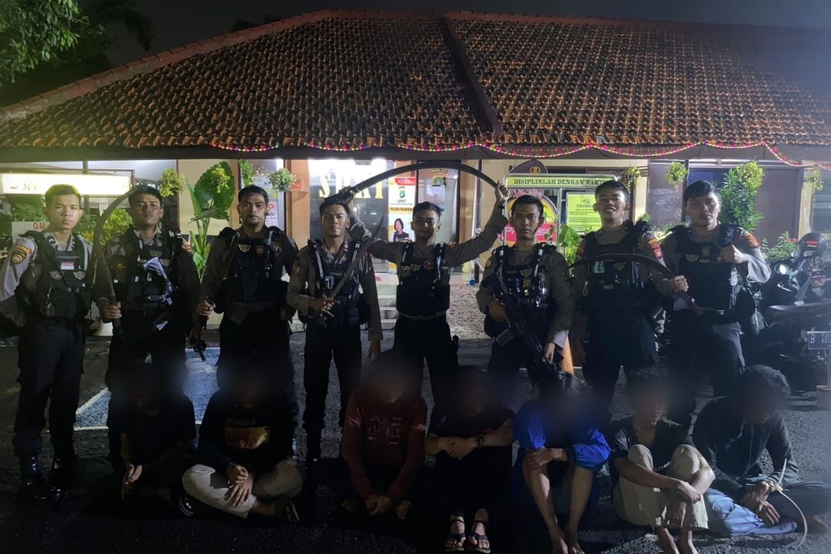Sejumlah remaja di Palmerah, Jakarta Barat, ditangkap polisi karena tawuran saat libur Natal pada Minggu (25/12/2022).  Tim Patroli Perintis Presisi Polres Metro Jakarta Barat menangkap total 7 remaja di sekitar Jalan Semangka, Palmerah. 