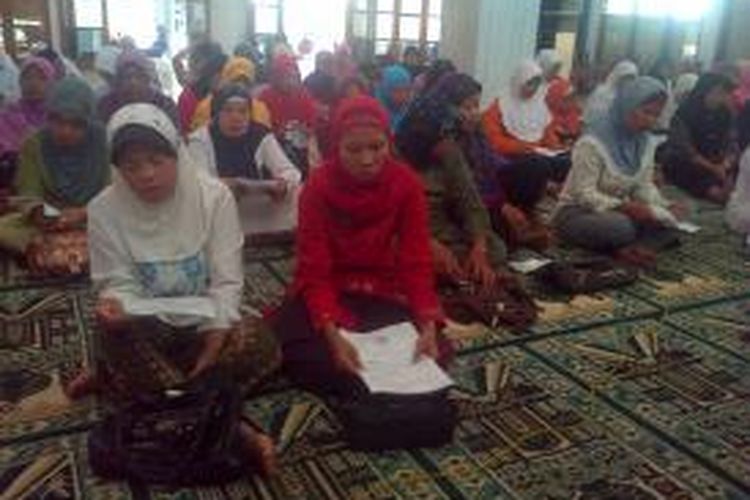 Sebagian buruh rokok PT. Gudang Garam, Tbk. saat mengikuti istigasah bentuk keprihatinan atas kesejehateraan mereka di masjid Setono Gedong, Kota Kediri, Jawa Timur, Minggu (15/9/2013).