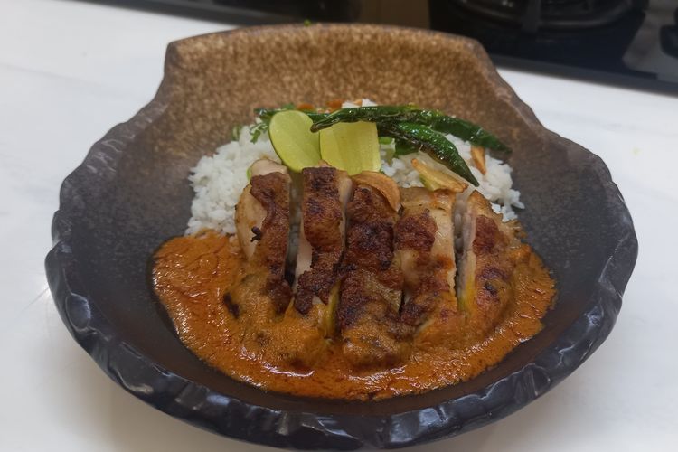 Pan seared ayam dengan saus gulai buatan Chef Windoe dalam acara grebek Dapoer pada hari Selasa, 12 Maret 2024
