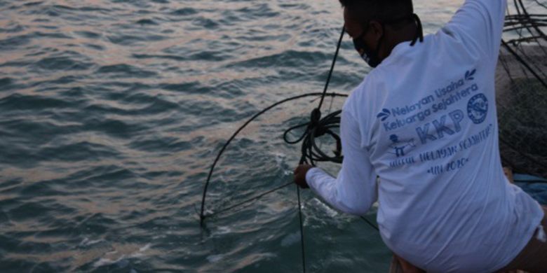 Seorang nelayan peserta sosialisasi inovasi alat penangkap ikan di Cirebon, Jawa Barat.
