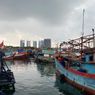 Nelayan Pelabuhan Nizam Zachman Menanti Cuaca Bersahabat Kembali...