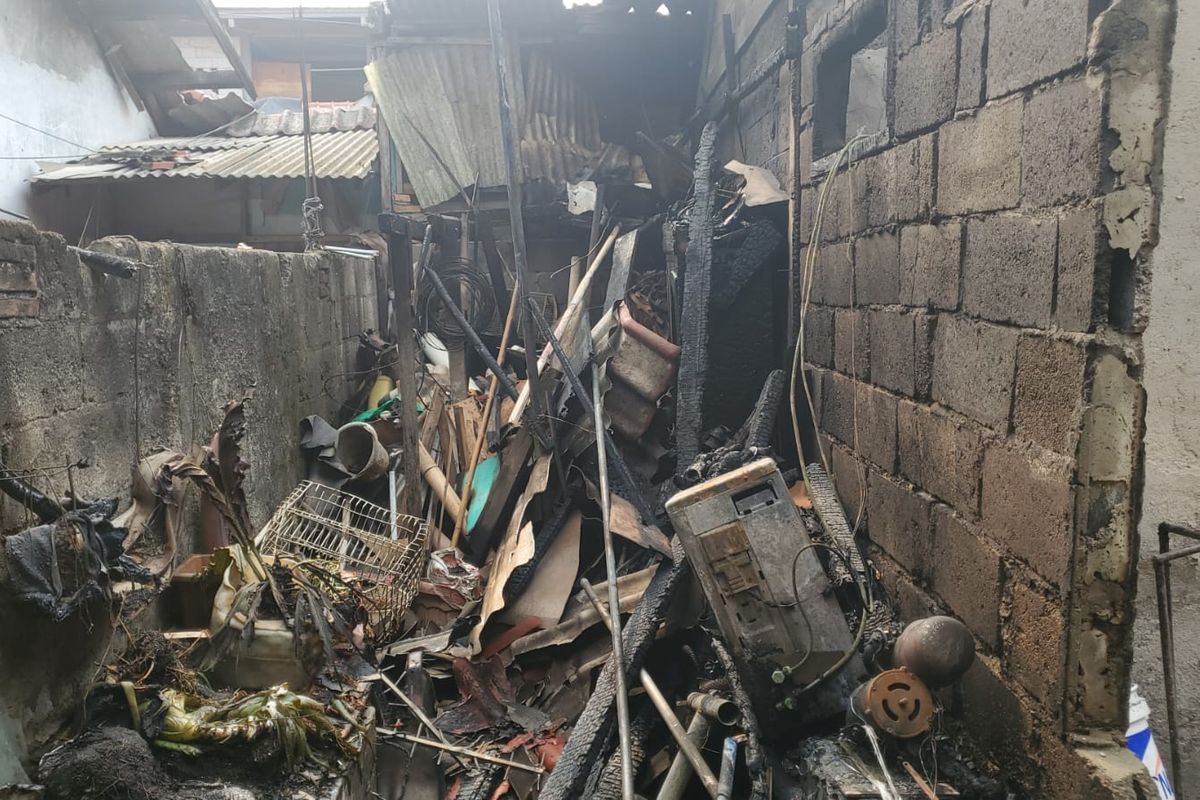 Sebuah rumah di Jalan Telaga Sarangan RT 005 RW 008 Kelurahan Pengasinan, Kecamatan Rawalumbu, Kota Bekasi, hangus terbakar pada Senin (3/7/2023). Pemicu kebakaran diduga berasal dari api lilin yang merembet ke kasur.