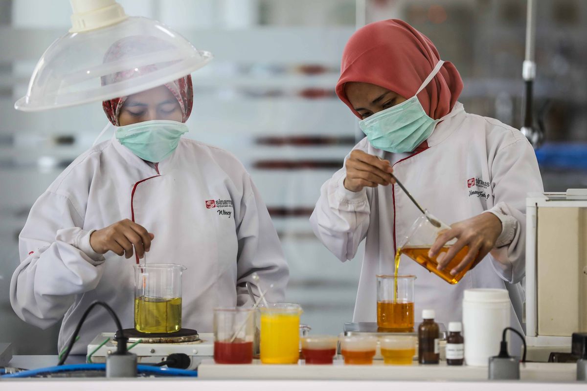 Pekerja ahli teknologi pangan saat melakukan proses formulasi di Laboratorium Pusat Penelitian dan Pengembangan Sinar Mas Agribusiness dan Food di Marunda, Bekasi, Jawa Barat, Kamis (27/2/2020). Sinar Mas Agribusiness dan Food melakukan kampanye Aksi Cinta yang diluncurkan pada januari 2020 untuk konsumen agar dapat menyajikan makanan lezat, bergizi, praktis serta menarik di rumah dengan produk berkualitas Filma.