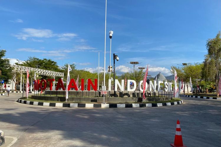 Tugu bertuliskan Motaain Indonesia berada tepat di depan gerbang perbatasan Indonesia dengan Timor Leste di Pos Lintas Batas Negara Motaain, NTT, Rabu (16/8/2023).