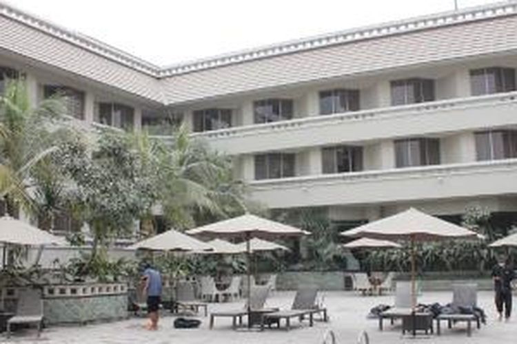Imbas hujan abu di Hotel Santika Premiere Jogja, Jumat (14/2/2014). Mulai dari kolam renang, taman, area parkir, sampai atap hotel pun sebagian besar tertutup abu pasca erupsi Gunung Kelud di Kediri, Jatim.