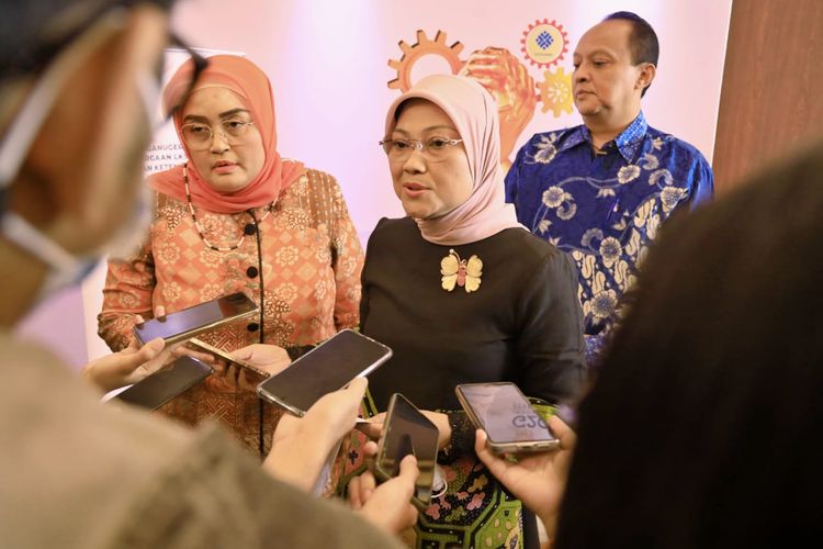 Menteri Ketenagakerjaan Ida Fauziyah memberikan keterangan pers di Jakarta, Kamis (20/10/2022).