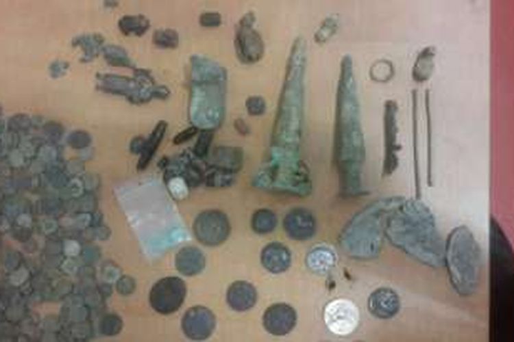 Sejumlah benda antik, dan koin-koin kuno yang disembunyikan di mobil milik Kedutaan Besar Norwegia. 