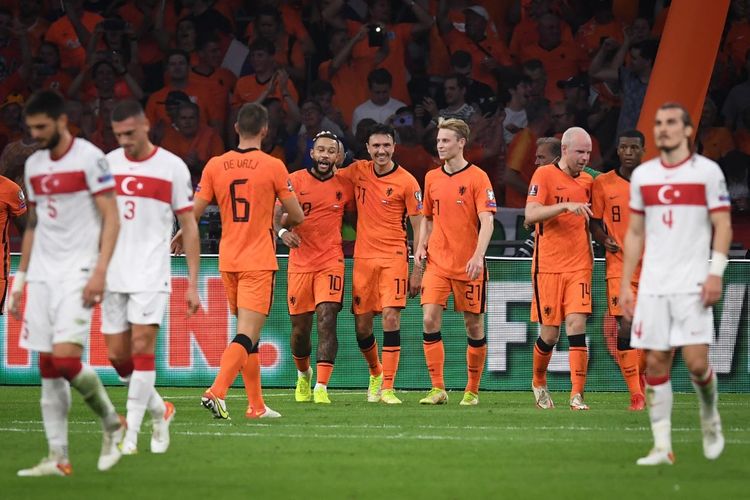 Penyerang Belanda Memphis Depay merayakan gol ke gawang Turki bersama rekan-rekannya pada laga Kualifikasi Piala Dunia 2022 Grup G di Stadion Johan Cruyff, Amsterdam, pada Rabu (8/9/2021) dini hari WIB.
