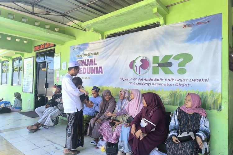 Sejumlah keluarga pasien RSUD Smart Pamekasan berada di area tunggu, Jumat (11/7/2025).