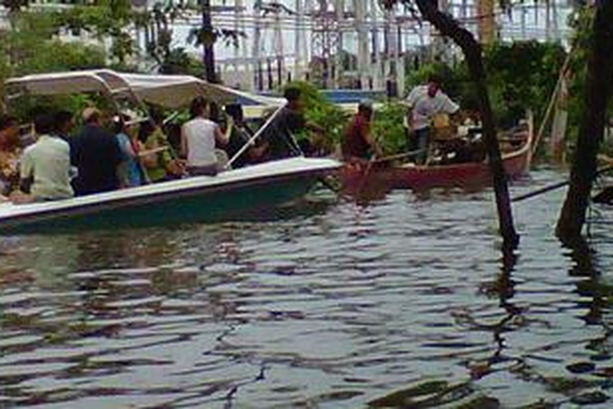 Segala macam alat transportasi air digunakan warga untuk melintasi banjir di kawasan Pluit, Jakarta Utara Sabtu (19/1/2013). Warga menyewa kapal kecil, perahu, hingga membawa jet ski pribadi untuk evakuasi.