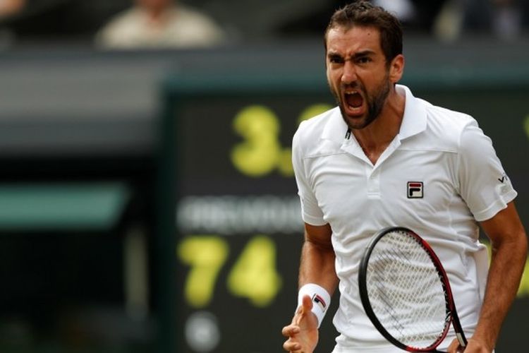 Petenis Kroasia, Marin Cilic, melakukan selebrasi seusai memenangi set ketiga atas Sam Querrey (Amerika Serikat/AS) pada babak semifinal turnamen Wimbledon yang berlangsung di Centre Court, The All England Lawn Tennis Club, London, Inggris, Jumat (14/7/2017).