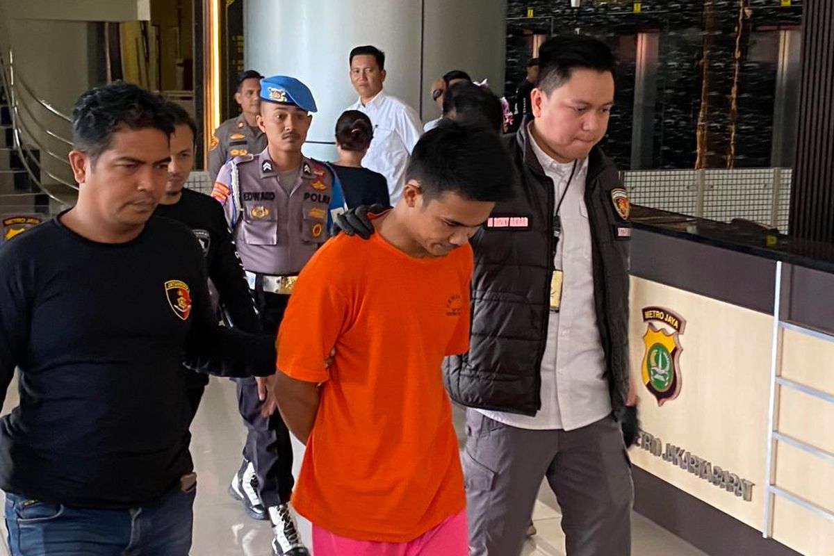 Pelaku pembunuhan kekasihnya di kamar kontrakannya, di Jalan Cemara, Duri Kosambi, Jakarta Barat, digiring di Mapolres Metro Jakarta Barat, Senin (17/7/2023). 