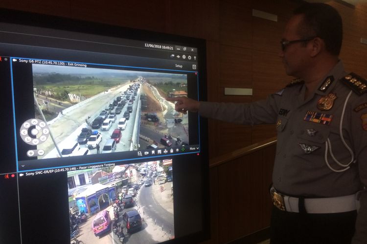 Kepala Posko Operasi Ketupat 2018 Kombes (Pol) Eddy saat melakukan pemantauan arus mudik 2018 di Gedung NTMC Polri, Jakarta, Selasa (12/6/2018).