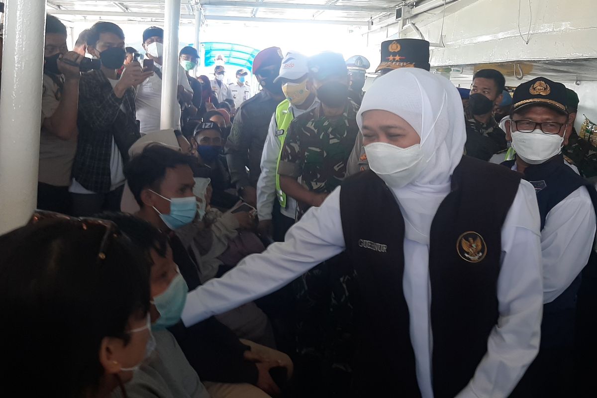 Gubernur Jawa Timur Khofifah Indar Parawansa bersama Forum Komunukasi Pimpinan Daerah (Forkopimda) Provinsi Jawa meninjau kondisi arus balik di Pelabuhan Ketapang, Kabupaten Banyuwangi, Jawa Timur, Sabtu (7/5/2022).