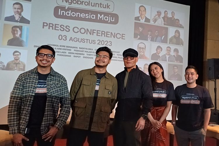 Podcaster Bimo Kusumo, Dhanu Riza, Deddy Corbuzier, CEO CXON Media Putri Tanjung dan presenter Budi Adiputro saat konferensi pers acara Ngobrol Untuk Indonesia Maju, di XXI Plaza Indonesia, Jakarta Pusat, Kamis (3/8/2023).