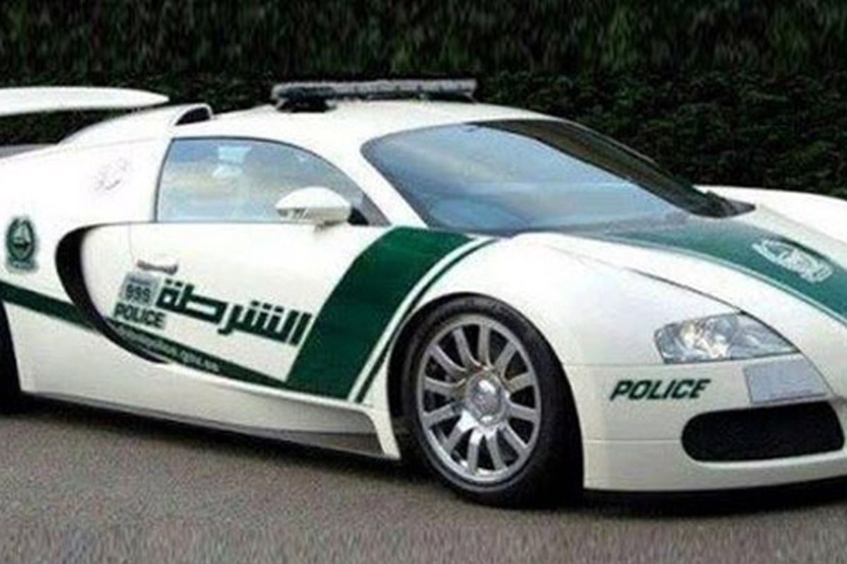 Mobil patroli Kepolisian Dubai ini palsu, cuma rekayasa Photoshop.