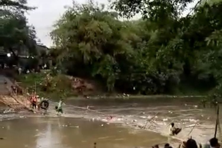 Tangkap layar video yang berdurasi sekitar 14 detik. Menujukan, ada sekitar sepuluh orang sedang berada di atas jembatan dan dua orang terseret arus sungai. Sontak kejadian itu membuat seorang ibu-ibu yang merekam kejadian itu, berteriak dan mengarahkan untuk segera naik ke permukaan atau berlari kearah tepi jembatan sebelum hanyut.