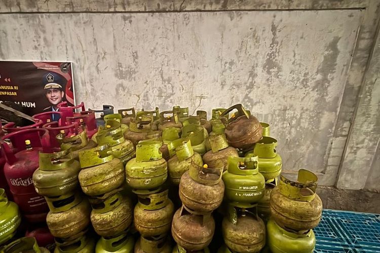 Barang bukti berupa tabung elpiji bersubsidi ukuran 3 kilogram yang disita dari rumah tersangka, KS alias Lelut, pelaku pengoplosan elpiji bersubsidi di Jalan Nagasari, Kelurahan Penatih Dangin Puri, Kecamatan Denpasar Timur, Kota Denpasar, Bali, pada Kamis (10/7/2024). /Humas Polda Bali