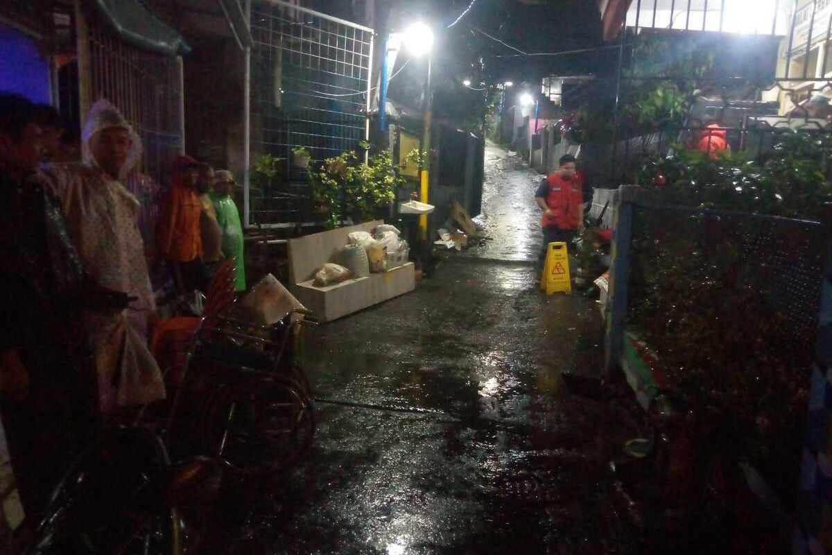 Petugas Diskar PB tengah melakukan penanganan banjir akibat luapan sungai Cikalintu ketika hujan deras mengguyur Kota Bandung, Jumat (25/1/2025)