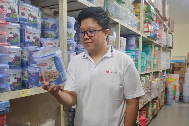 Jony Kosasih, pemilik toko perlengkapan dapur online Dapur Oke di Lazada, membuktikan bahwa bisnis keluarga yang telah berdiri puluhan tahun bisa sukses bertransformasi di era digital. Berawal dari toko kecil di Depok, Jony jeli melihat peluang besar di ranah eCommerce.