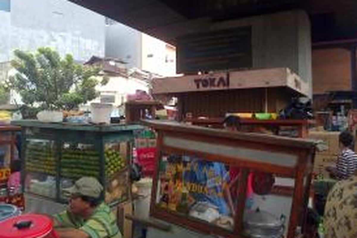 Beberapa pedagang kaki lima di Pasar Pagi, Jakarta Barat