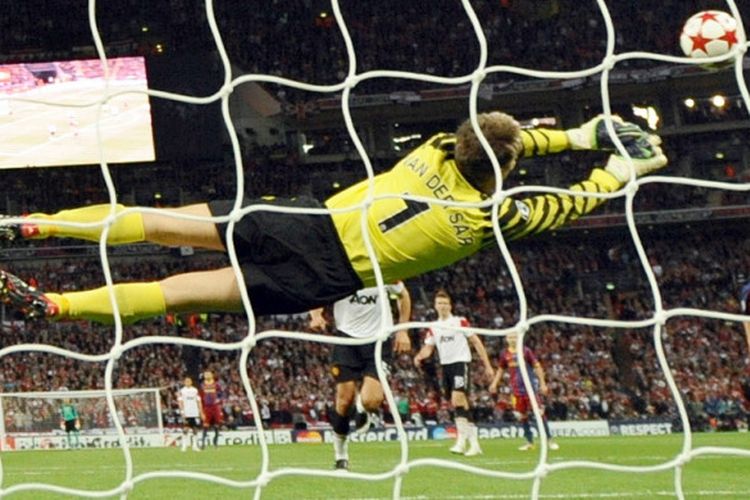 Aksi kiper Manchester United, Edwin van der Sar, saat melakukan salah satu penyelamatan dariserangan FC Barcelona pada laga final Liga Champions 2010-2011 di Stadion Wemblay, London, Inggris, pada 28 Mei 2011.