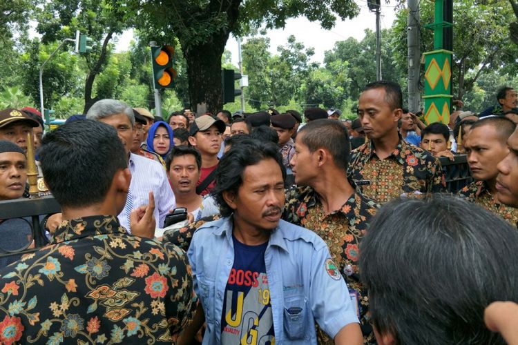 Sopir angkot Tanah Abang mendatangi Balai Kota untuk protes penutupan Jalan Jatibaru, Rabu (31/1/2018). 