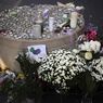 Pasca-serangan Teror, Warga Letakkan Bunga dan Lilin di Depan Gereja Notre-Dame