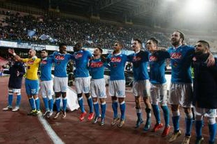 Para pemain Napoli merayakan kemenangan atas Torino bersama publik San Paolo, Rabu (6/1/2016).