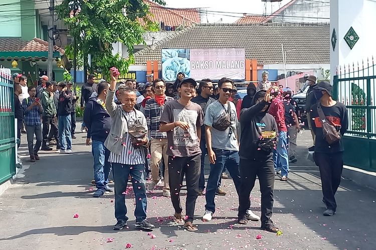 Sejumlah Massa saat menabur bunga saat masuk ke Kantor Satpol PP Kota Yogyakarta, Jumat (17/11/2023)