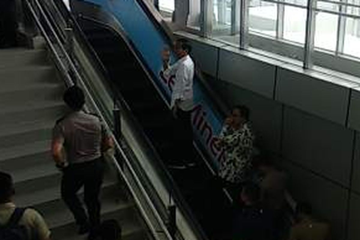 Presiden Joko Widodo menyapa warga di Stasiun MRT Lebak Bulus, Selasa (19/3/2019).