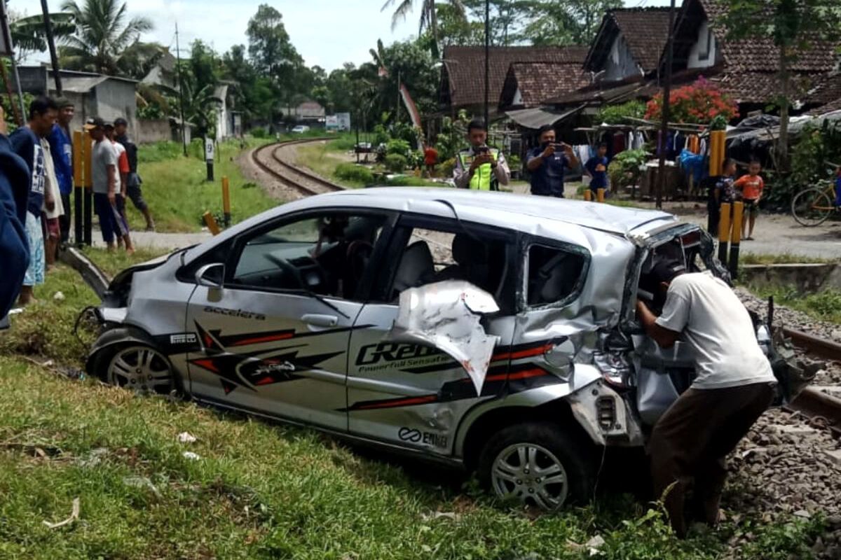 Mobil Honda Jazz ringsek tertabrak Kereta Api Matarmaja di perlintasan kereta tanpa palang pintu di Desa Pasirharjo, Kecamatan Talun, Kabupaten Blitar, Sabtu (8/1/2022)