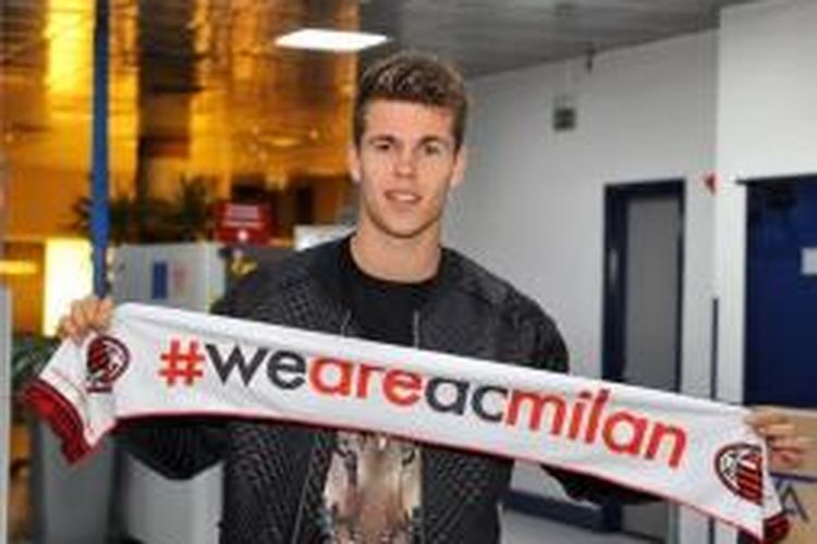 Gelandang Chelsea, Marco van Ginkel, resmi bergabung bersama AC Milan dengan status pemain pinjaman. 