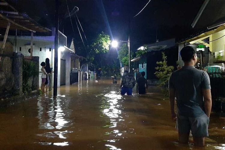 Kompleks perumahan di Kelurahan Karangpucung, Kecamatan Purwokerto Selatan, Kabupaten Banyumas, Jawa Tengah, terendam banjir, Sabtu (10/4/2021) malam.