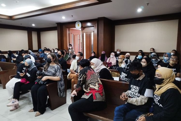 Sebanyak 21 keluarga dari total 25 keluarga penggugat kasus gagal ginjal akut pada anak hadir dan menunggu sidang di Pengadilan Negeri Jakarta Pusat, Selasa (7/2/2023). (KOMPAS.com/XENA OLIVIA)