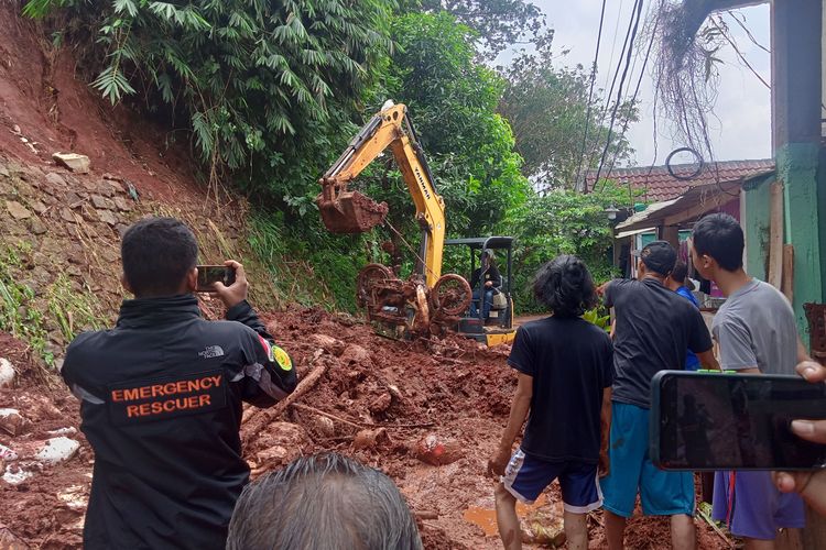 Kondisi Motor Saat Diangkat Menggunakan Ekskavator di lokasi longsor di Perumahan Puri Pamulang RT 4 RW 9, Bambu Apus, Pamulang, Kamis (13/1/2022).