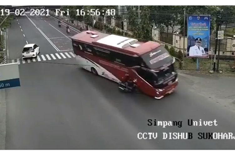 Tangkapan layar video viral yang menampilkan kejadian kecelakaan lalu lintas melibatkan bus dan sepeda motor di Sukoharjo, Jawa Tenga, Jumat (19/2/2021).