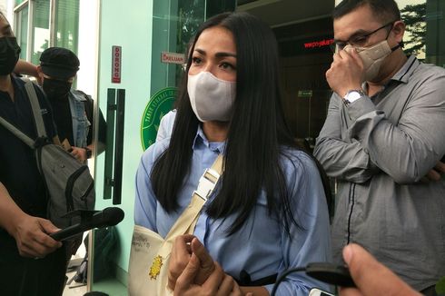 Kondisi Tangan Sedang Tak Fit, Nirina Zubir Tetap Setia Kawal Sidang Kasus Mafia Tanah