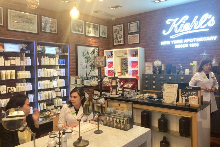 Pelanggan bisa berkonsultasi dengan Kiehls Customer Representative untuk mengetahui permasalahan kulit.
