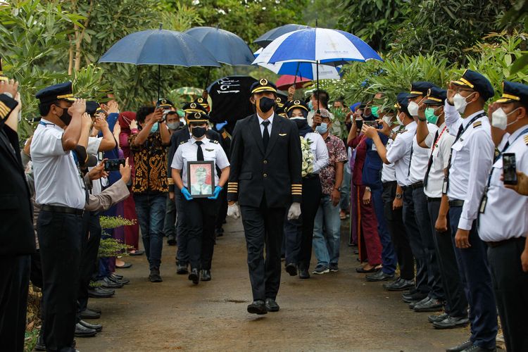 Pemakaman jenasah pilot Sriwijaya Air SJ 182, Kapten Afwan di TMP Pondok Rajeg, Kabupaten Bogor, Jawa Barat, Sabtu (30/1/2021). Sriwijaya Air SJ182 tujuan Jakarta-Pontianak jatuh di perairan Kepulauan Seribu,