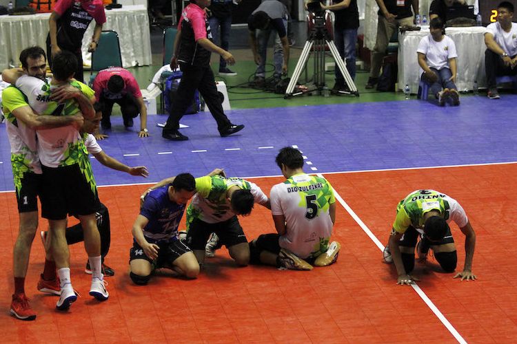 Tim putra Jakarta Pertamina Energi merayakan kemenangan setelah mengalahkan Palembang Bank Sumsel pada laga final Proliga 2017 di GOR Among Rogo, Yogyakarta, Minggu (23/4/2017).