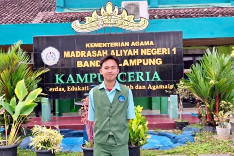 Riski Muhammad Ivan, Siswa MAN 1 Bandar Lampung meraih penghargaan internasional dari National Aeronautics and Space Administration (NASA) Amerika Serikat.



