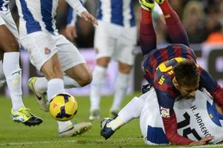 Striker Barcelona, Neymar da Silva Santos Junior, terjatuh setelah dijegal bek Espanyol asal Meksiko, Hector Moreno, dalam pertandingan La Liga di Camp Nou, Jumat (2/11/2013).