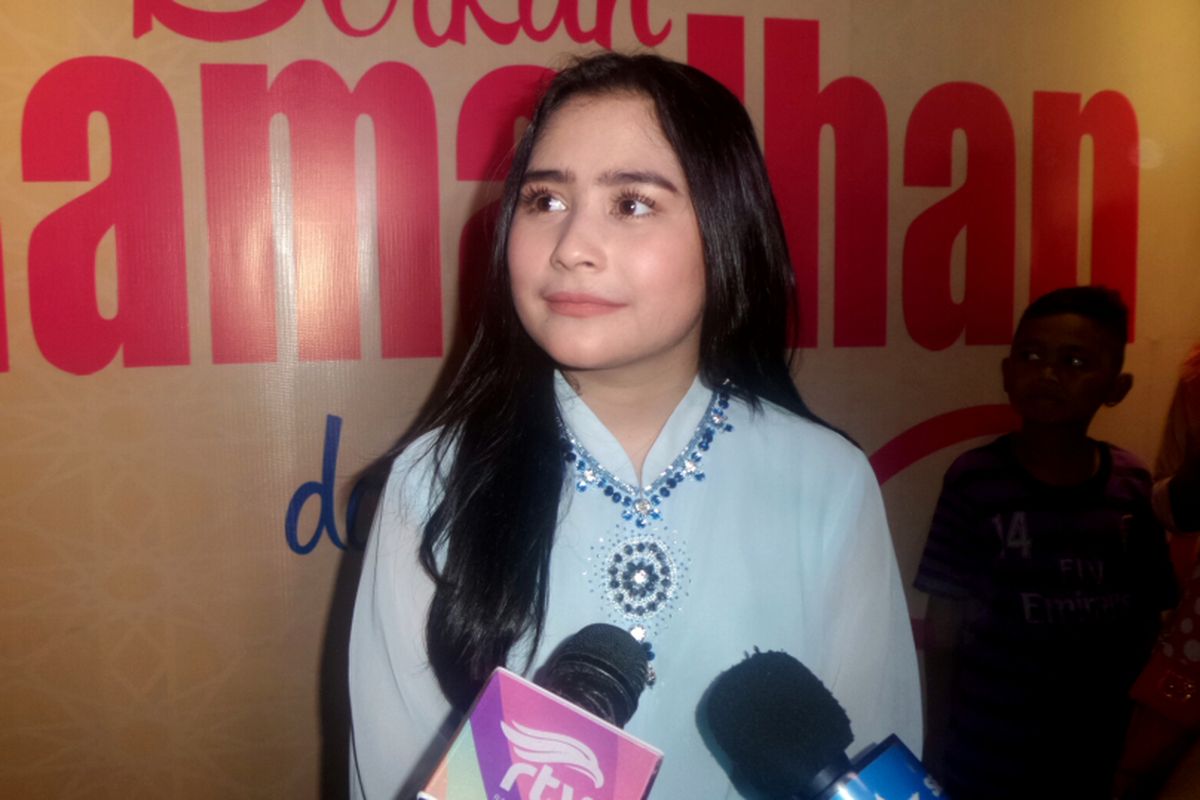 Artis sinetron Prilly Latuconsina saat diabadikan di masjid Al Barkah, Bandara Soekarno Hatta, Tangerang, Rabu (21/6/2017).