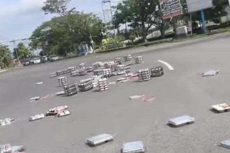 Puluhan Ompreng MBG Berserakan di Palangka Raya, Sopir Lalai Resmi Dipecat