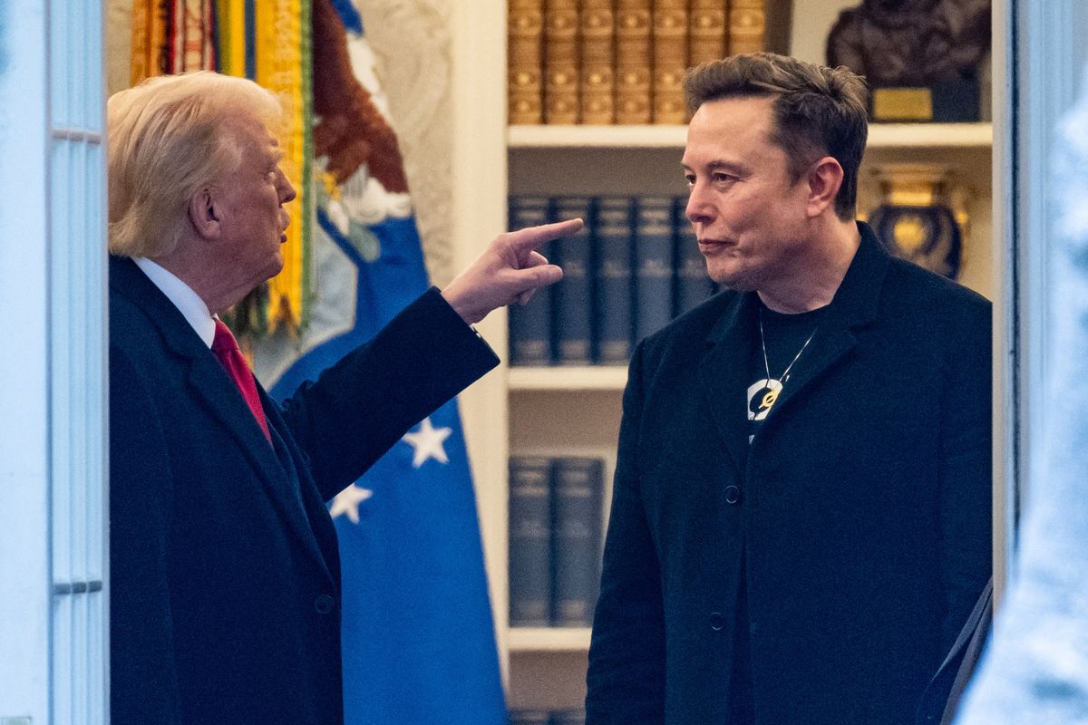 Presiden Amerika Serikat Donald Trump (kiri) dan miliarder Elon Musk (kanan) saat berbicara di Ruang Oval, Gedung Putih, Washington DC, 14 Maret 2025. Trump dan Elon Musk belakangan ini bertikai sengit, diawali dengan perseteruan tentang RUU One Big Beautiful Act.