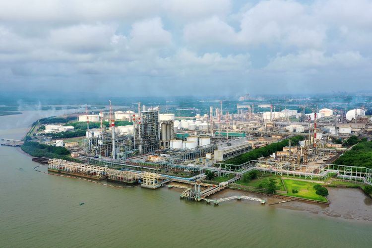 Kilang Pertamina Cilacap, Jawa Tengah.