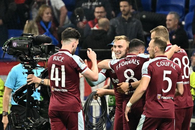 Hasil Lyon vs West Ham: Striker West Ham United Jarrod Bowen (tengah) merayakan gol dengan rekan satu timnya usai mencetak gol pada leg kedua perempat final Liga Eropa UEFA antara Olympique Lyonnais (OL) Lyon vs West Ham United di Stadion Groupama di Decines-Charpieu dekat Lyon, Perancis, pada 14 April 2022.