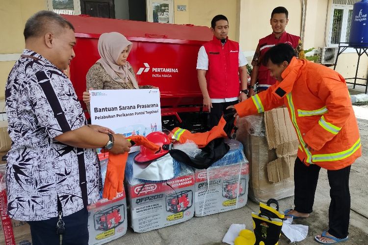 PT Pertamina Patra Niaga Jawa Bagian Tengah menyalurkan CSR berupa alat keamanan kebakaran kepada petugas keamanan di Pelabuhan Perikanan Pantai Tegalsari, Tegal, Jawa Tengah, Rabu (7/12/2022).